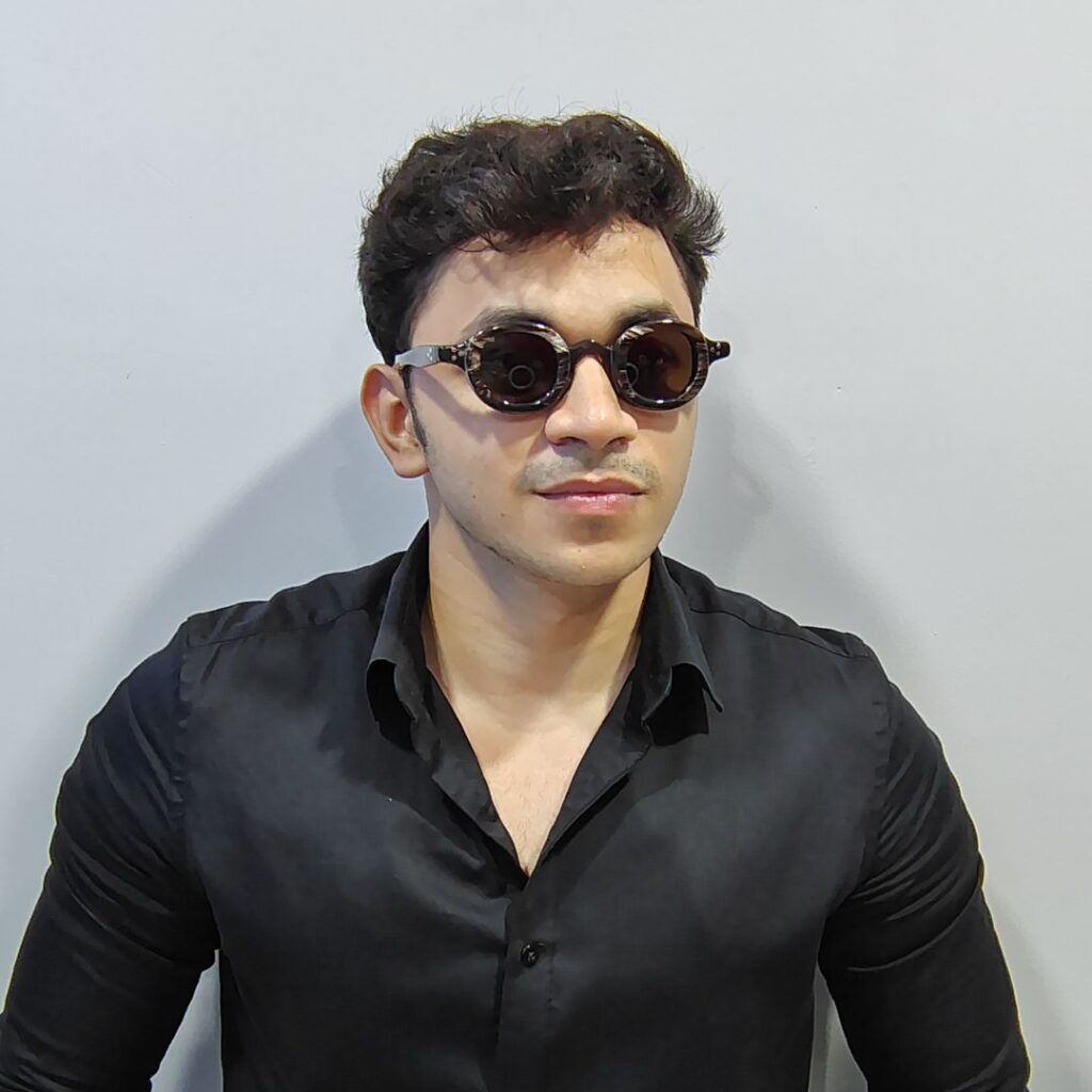 Horn rimmed glasses