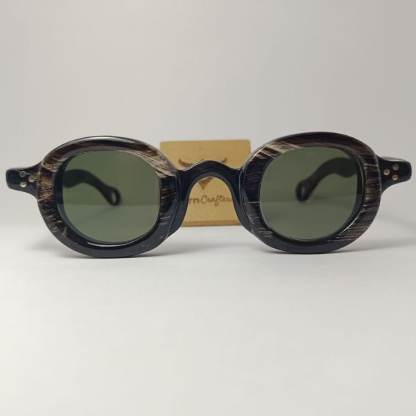 Horn rimmed glasses