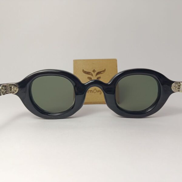 Horn rimmed glasses