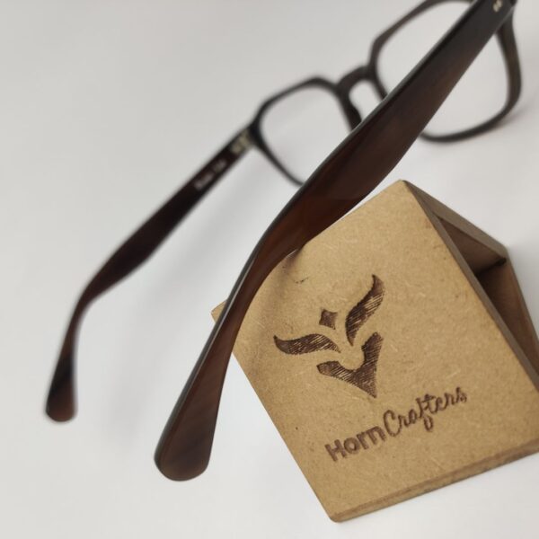 Horn rimmed glasses in brown color